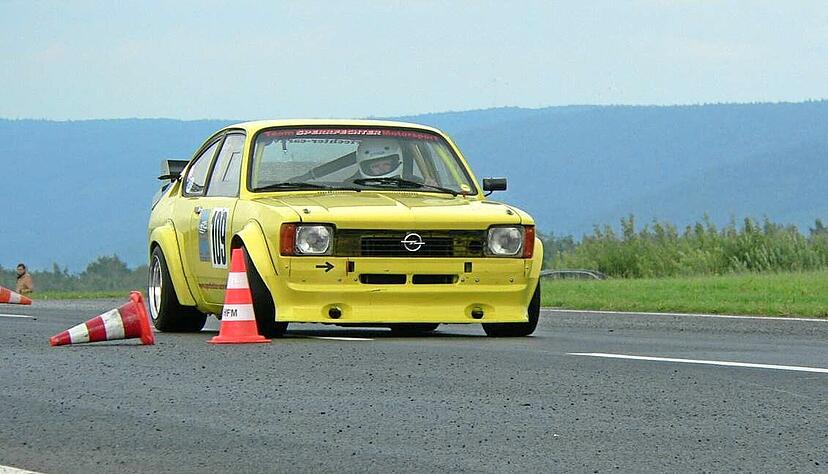 Frank Sperrfechter pilotierte seinen Opel Kadett C Coupé auf dem anspruchsvollen Flugplatz-Parcours zu Platz zwei in der Klasse.
Foto: Wilfried Ruoff
