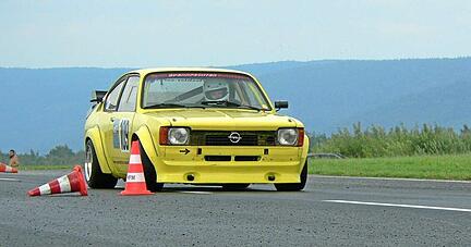 Frank Sperrfechter pilotierte seinen Opel Kadett C Coupé auf dem anspruchsvollen Flugplatz-Parcours zu Platz zwei in der Klasse.
Foto: Wilfried Ruoff