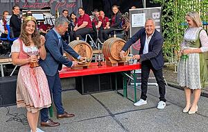 Zwei Schläge, dann rinnt der Wein: Weinkönigin Natalie I. (von links) assistiert Landrat Ian Schölzel, Bürgermeister Michael Bauer füllt das Glas von Prinzessin Alisa.