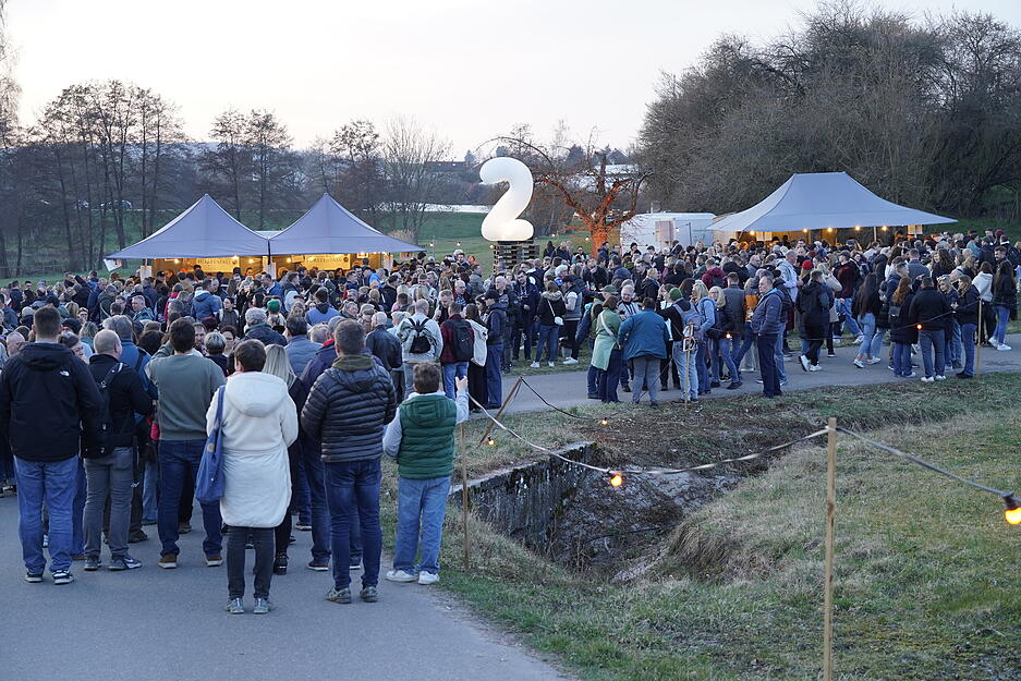Gro&szlig;er Andrang bei den Verkaufsst&auml;nden. Die Besucher &uuml;ben sich in Geduld.