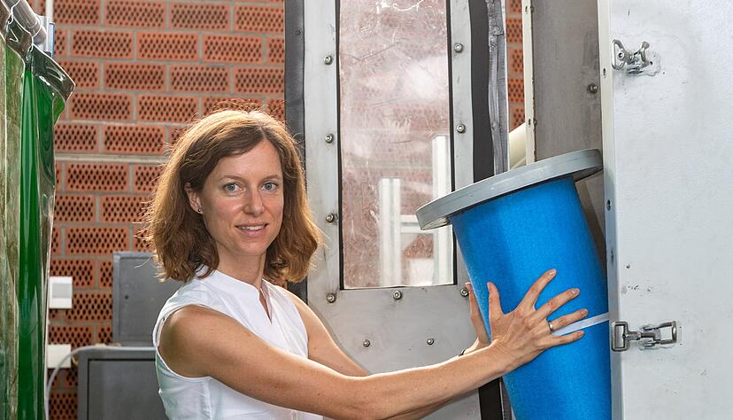 Professorin Jennifer Niessner an einem anderen Projekt mit Glasfaserfilter. Professorin Jennifer Niessner an einem anderen Projekt mit Glasfaserfilter.