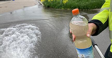 Mitarbeiter von den Regionalwerken Neckar-Kocher spülen das Leitungsnetz aus - hier in Bürg. Das Wasser ist dort noch immer trüb.