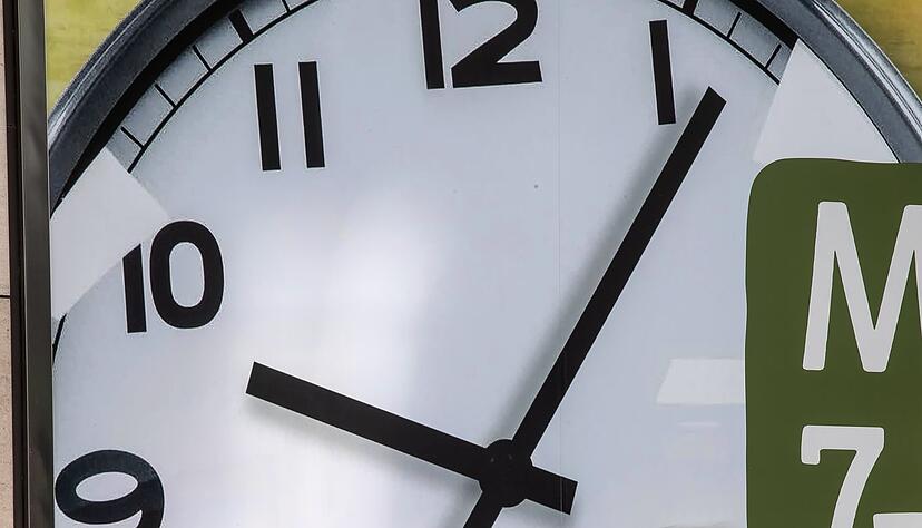 Die Zeit kann rennen - oder sich ziehen. (Symbolbild)