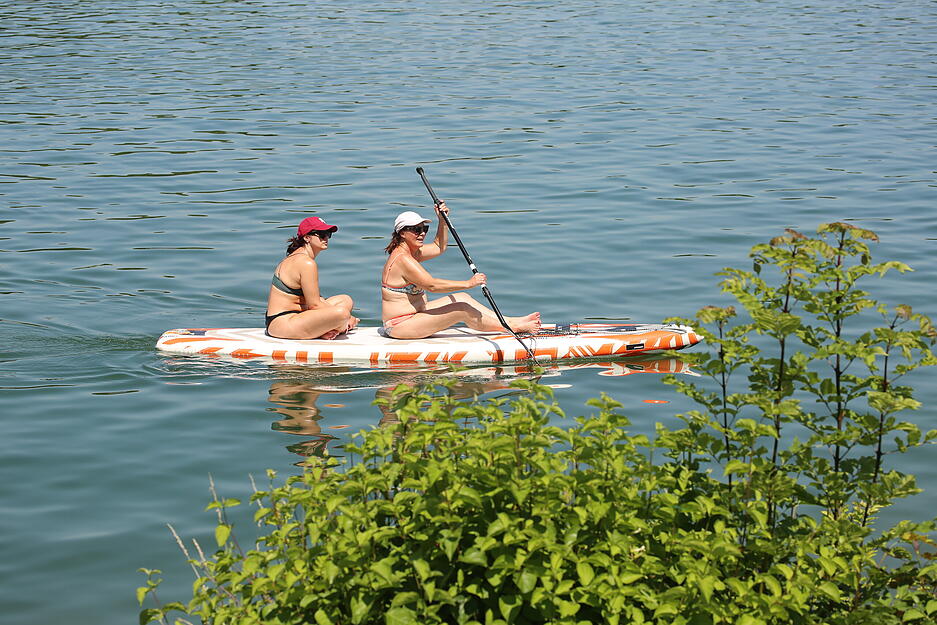 Mit Luftmatratzen und Boards suchen Badegäste am Breitenauer See Abkühlung. Mit Luftmatratzen und Boards suchen Badegäste am Breitenauer See Abkühlung.