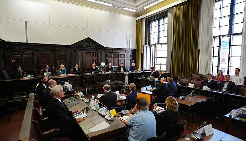Heute geht im Gerichtssaal des Landgerichts Hamburg die Befragung von Stephan Hensel weiter. Heute geht im Gerichtssaal des Landgerichts Hamburg die Befragung von Stephan Hensel weiter.
