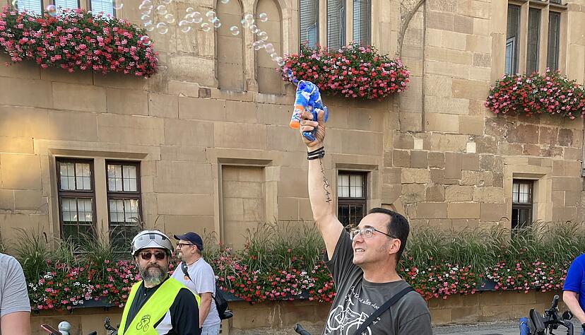 Andreas Floris gibt mit Seifenblasen den Startschuss für die gemeinsame Ausfahrt.