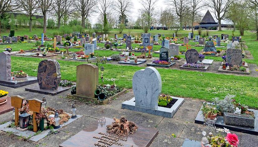 Gräberfeld auf dem Westfriedhof Heilbronn-Böckingen: Hier kreuzen Fahrradfahrer auf, die auf dem Gottesacker nichts zu suchen haben.Foto: Dennis Mugler Gräberfeld auf dem Westfriedhof Heilbronn-Böckingen: Hier kreuzen Fahrradfahrer auf, die auf dem Gottesacker nichts zu suchen haben.Foto: Dennis Mugler