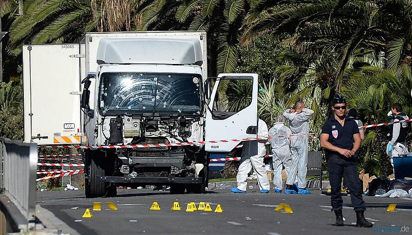 Nizza am Freitagmorgen: Dieser Lkw war in der letzten Nacht in die Menschenmenge gerast. Nizza am Freitagmorgen: Dieser Lkw war in der letzten Nacht in die Menschenmenge gerast.