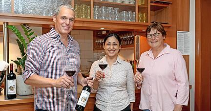 In der Heilbronner Weinstube Weigand von Peter und Annette Albrecht (rechts) schwingt jetzt Lamduan Bokkaew den Kochlöffel.
Foto: Ralf Seidel