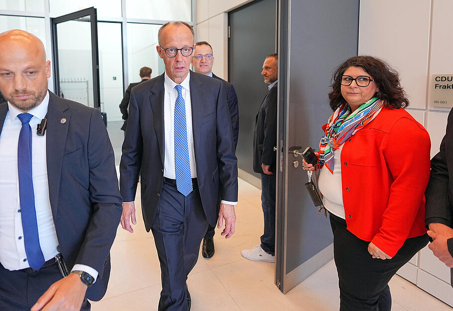 Friedrich Merz (CDU, Mitte) verlässt im Bundestag bei der Kanzlerwahl das Unions-Fraktionsbüro.