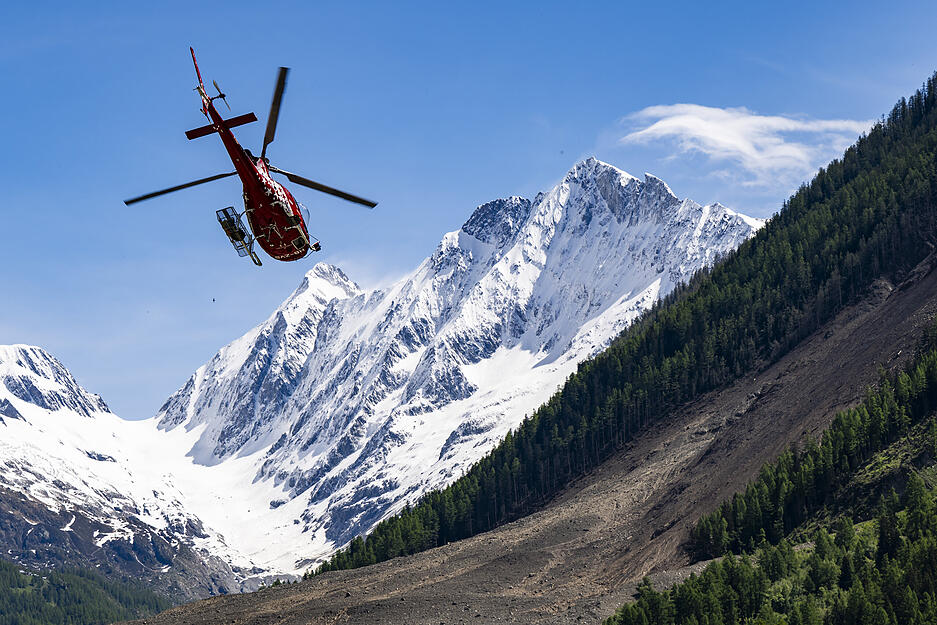 Ein Helikopter der Air Zermatt flog einen Tag nach der massiven Lawine, die durch den Abbruch des Birchgletschers ausgelöst wurde, über die Geröllhalde.