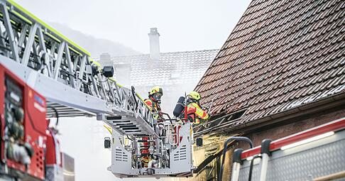 Feuerwehrkräfte bekämpfen den Brand in einem Mehrfamilienhaus. Mehrere Personen wurden verletzt. Feuerwehrkräfte bekämpfen den Brand in einem Mehrfamilienhaus. Mehrere Personen wurden verletzt.
