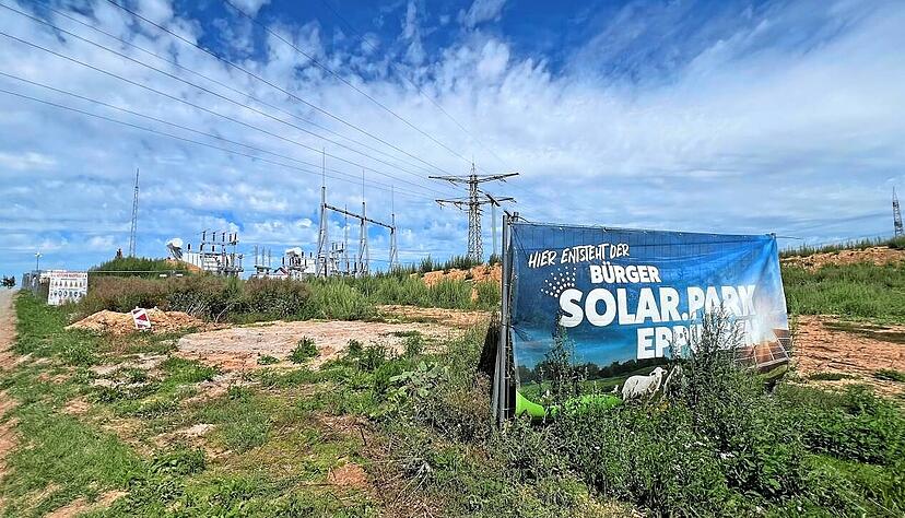 In Kürze fertig: An dieses Umspannwerk sind künftig der Eppinger und Gemminger Solarpark angeschlossen.
Fotos: Ulrike Plapp-Schirmer In Kürze fertig: An dieses Umspannwerk sind künftig der Eppinger und Gemminger Solarpark angeschlossen.
Fotos: Ulrike Plapp-Schirmer