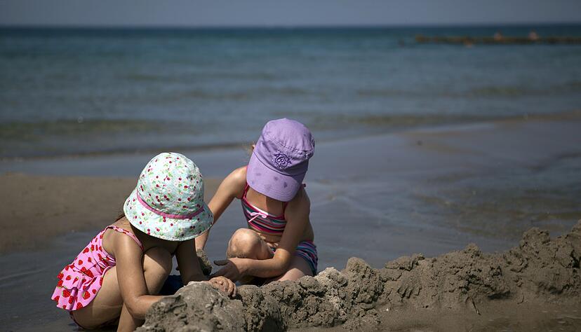 Eine Kopfbedeckung schützt nicht nur Kinder vor Sonne und Hitze. Eine Kopfbedeckung schützt nicht nur Kinder vor Sonne und Hitze.