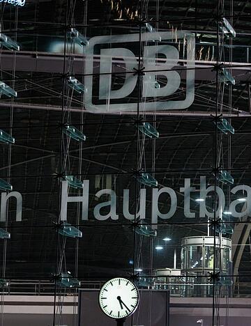 Bei der Deutschen Bahn beginnt in dieser Woche die entscheidende Tarifrunde mit der Lokf&uuml;hrergewerkschaft GDL. (Archivbild)