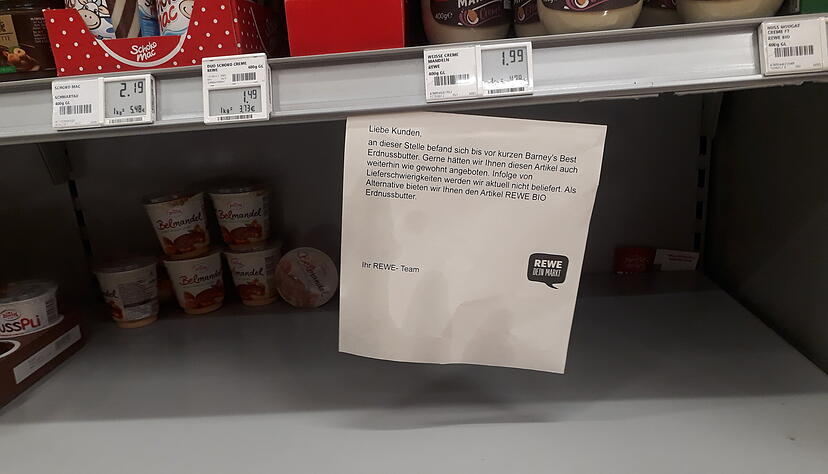 Auch in diesem Heilbronner Rewe-Markt ist das Erdnussbutter-Regal leer: Zur Erklärung gibt es eine kurze Nachricht. Foto: Heiko Fritze