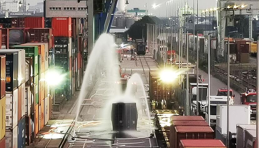 Nach einem Chemieunfall im M&uuml;hlauhafen k&uuml;hlt die Feuerwehr einen Container, der mit rund 200 F&auml;ssern Hydrosulfit gef&uuml;llt ist.