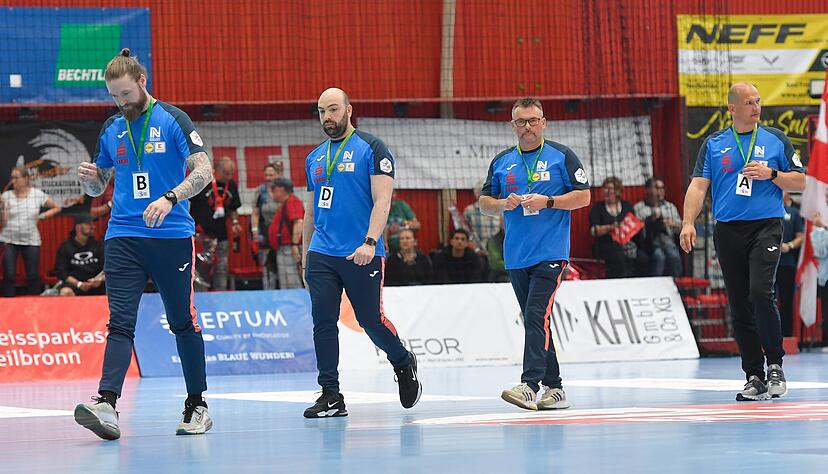 Oliver Rieth (2. von rechts) - hier am vergangenen Wochenende mit Mart Aalderink, Nico Popovski und Mike Vogelgesang (von links) aus dem aktuellen Trainerteam - bleibt der Sport-Union Neckarsulm noch mindestens ein weiteres Jahr erhalten. Oliver Rieth (2. von rechts) - hier am vergangenen Wochenende mit Mart Aalderink, Nico Popovski und Mike Vogelgesang (von links) aus dem aktuellen Trainerteam - bleibt der Sport-Union Neckarsulm noch mindestens ein weiteres Jahr erhalten.