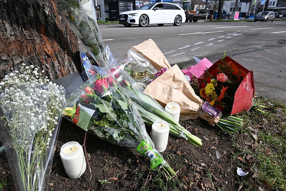 Blumen liegen an einer Unfallstelle nach einem mutmaßlichen Autorennen mit zwei toten Frauen.