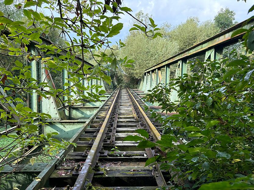 Die Jagsttalbahn ist eine knapp 40 Kilometer lange Eisenbahnstrecke entlang der Jagst von Möckmühl nach Dörzbach. Die Jagsttalbahn ist eine knapp 40 Kilometer lange Eisenbahnstrecke entlang der Jagst von Möckmühl nach Dörzbach.