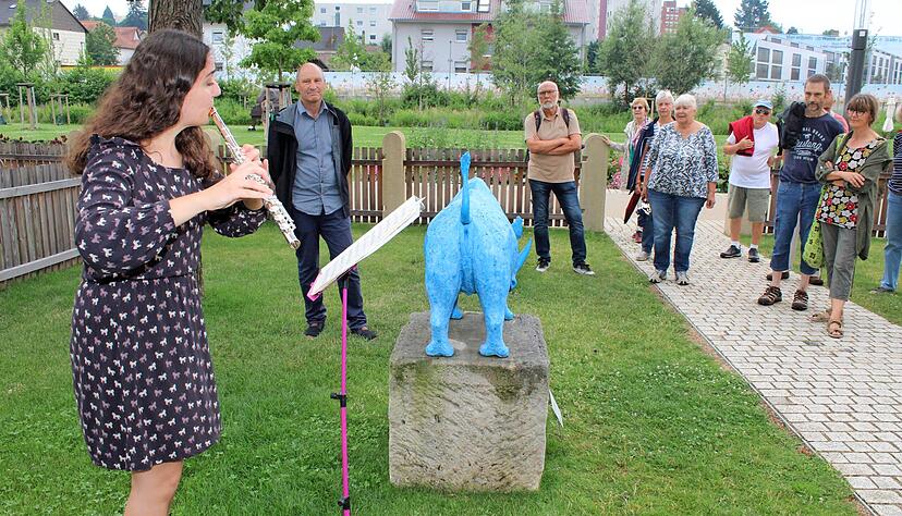Die Fl&ouml;tistin Anda Gjini begleitete die Premiere des Skulpturenrundgangs "Kunst, drau&szlig;en" musikalisch.
Fotos: J&ouml;rg K&uuml;hl