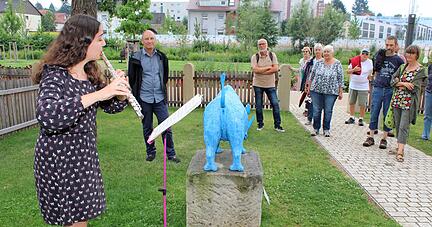 Die Fl&ouml;tistin Anda Gjini begleitete die Premiere des Skulpturenrundgangs "Kunst, drau&szlig;en" musikalisch.
Fotos: J&ouml;rg K&uuml;hl
