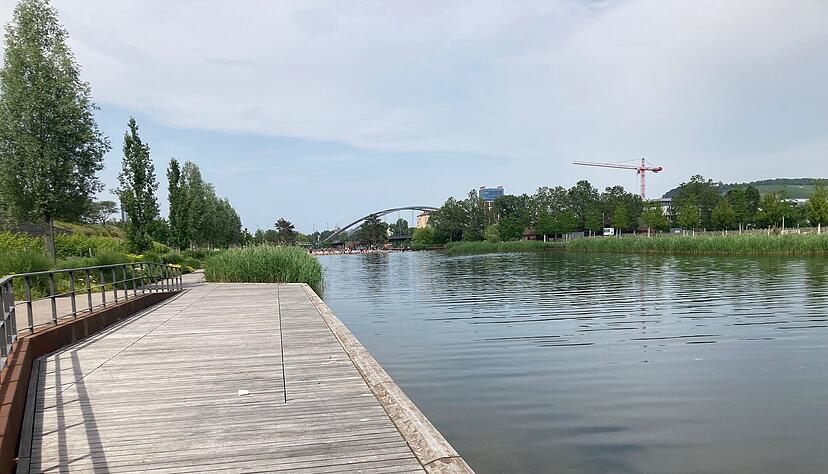 Der Karlssee auf dem ehemaligen Buga-Gelände einen Tag nach dem Unglück. Ein 22-Jähriger ist Freitagabend ertrunken.
Foto: Jürgen Kümmerle