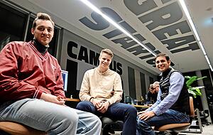 Sie sind Teil des Rundum-Sorglos-Pakets, das AI Founders bietet: KI-Spezialist AI Lead Tristan Post (von links), Programmmanager Jord Janssen und der für das Programm verantwortliche Sascha Karstädt. Sie sind Teil des Rundum-Sorglos-Pakets, das AI Founders bietet: KI-Spezialist AI Lead Tristan Post (von links), Programmmanager Jord Janssen und der für das Programm verantwortliche Sascha Karstädt.
