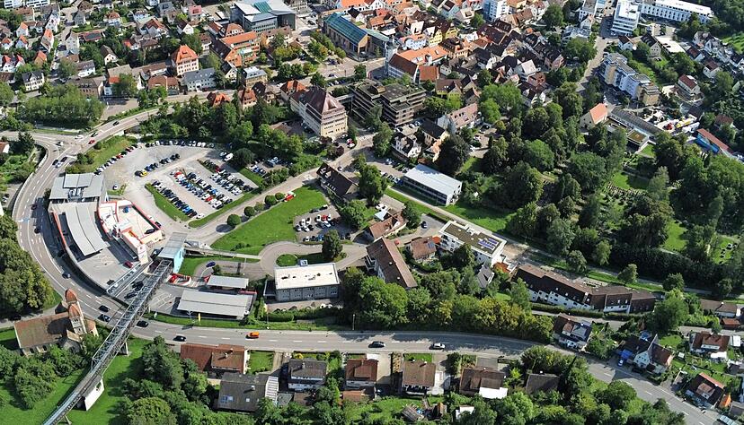 Ein fast neun Hektar großes Areal zwischen Friedhof (rechts), Bundesstraße (unten) und Innenstadt (oben) soll über Jahre hinweg neu gestaltet werden.
> Ein fast neun Hektar großes Areal zwischen Friedhof (rechts), Bundesstraße (unten) und Innenstadt (oben) soll über Jahre hinweg neu gestaltet werden.
>
