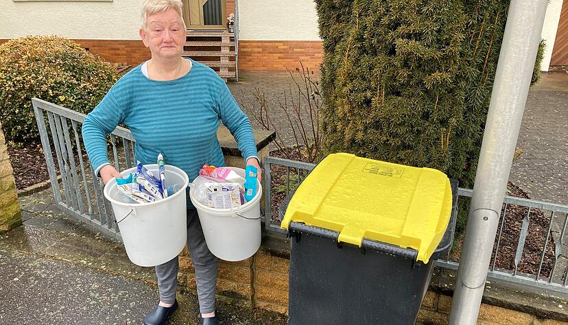 Renate Britz hat die Gelbe Tonne schon voll gestopft. Jetzt sammelt sie den weiteren Müll in Eimern. Renate Britz hat die Gelbe Tonne schon voll gestopft. Jetzt sammelt sie den weiteren Müll in Eimern.