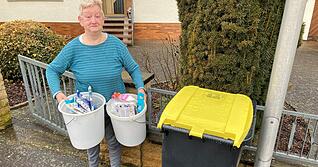 Renate Britz hat die Gelbe Tonne schon voll gestopft. Jetzt sammelt sie den weiteren M&uuml;ll in Eimern.
