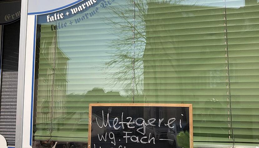 Metzgerei Eberhard Ermer in Lauffen ist wegen Fachkr&auml;ftemangels geschlossen. Darauf weist der Handwerksbetrieb mit einer Schiefertafel im Schaufenster hin.