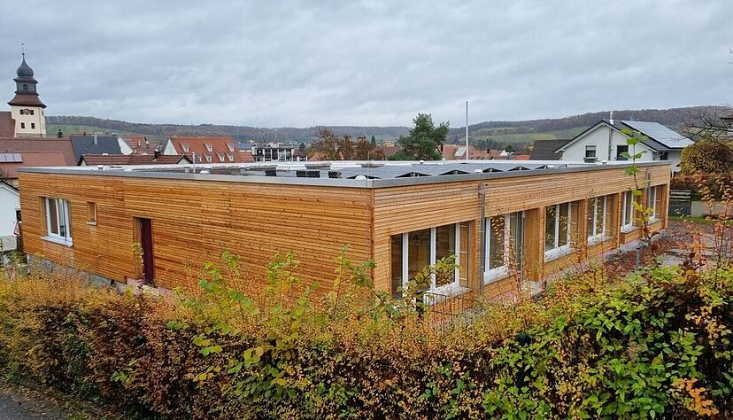 Der Kindergarten Siebenmorgenweg in Willsbach ist eines der vielen kommunalen Gebäude, die eine Photovoltaikanlage auf dem Dach erhalten haben. Dem neuen Klimaforum schwebt vor, dass eine Bürgerenergiegenossenschaft Gleiches auf Privatgebäuden finanziert.