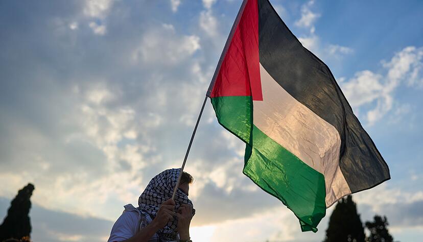 Ein Demonstrant schwenkt eine pal&auml;stinensische Flagge w&auml;hrend einer Demonstration vor dem griechischen Parlament. (Archivbild)