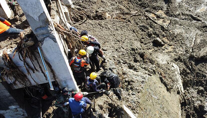 Die Zahl der Toten auf Sumatra steigt weiter - und viele Menschen werden noch vermisst.