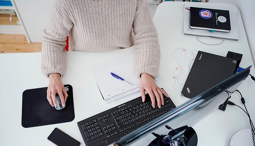 Ein aufger&auml;umter Schreibtisch sorgt f&uuml;r eine h&ouml;here Motivation bei der Arbeit.