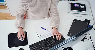 Ein aufger&auml;umter Schreibtisch sorgt f&uuml;r eine h&ouml;here Motivation bei der Arbeit.