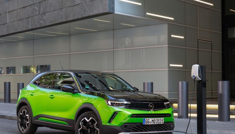 An der Schnellladesäule zapft der Opel Mokka mit 100 kW. So fließt der Strom für 100 Kilometer im besten Fall in zwölf Minuten. An der Schnellladesäule zapft der Opel Mokka mit 100 kW. So fließt der Strom für 100 Kilometer im besten Fall in zwölf Minuten.