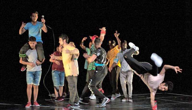 Junge Männer aus Syrien, Afghanistan, Guinea und Somalia: Frei nach Bruce Lees "Be water, my friend" haben sie mit dem Berliner Breakdance-Weltmeister Amigo ein Stück erarbeitet und bei "Tanz! Heilbronn" erstmals dem Publikum präsentiert.