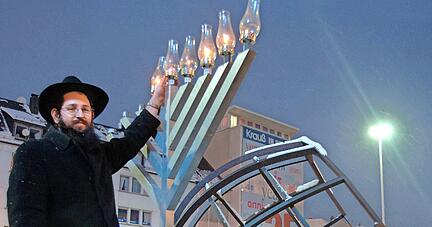Seit wenigen Jahren zeugt am Standort der ehemaligen Synagoge ein Chanukka-Leuchter vom jüdischen Lichterfest.
 Foto: Archiv/Sattar