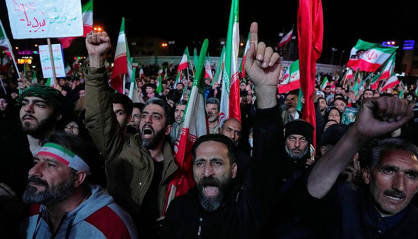 Regierungsanh&auml;nger feiern nach der Ank&uuml;ndigung der Waffenruhe in Teheran.
