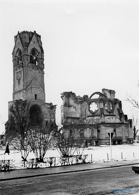 1947 ist der Turmhelm der Friedenskirche wegen Einsturzgefahr gesprengt. Die Rosenfenster des Chors lassen die elegante Architektursprache des Kirchengebäudes erahnen.