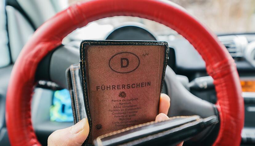 Bis 2033 müssen Millionen der älteren «rosa Führerscheine» umgetauscht werden. Für die Geburtenjahrgänge 1965 bis 1970 endet die Frist am Freitag (19. Januar 2024).