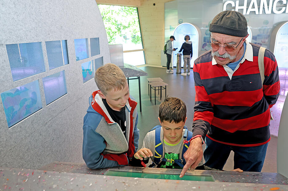 Besucher entdecken neuen KI-Pavillon der Experimenta Heilbronn