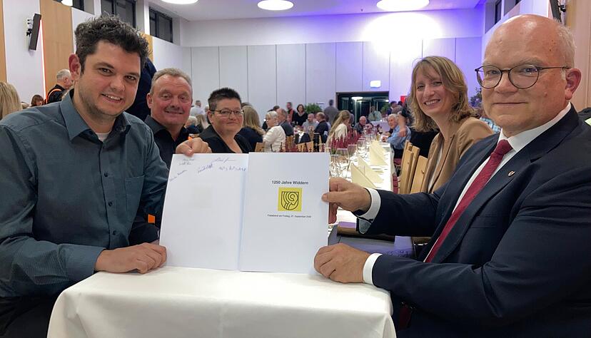 1250 Jahre Widdern: Bürgermeister Kevin Kopf (links) und Landrat Norbert Heuser präsentieren die Jubiläumsurkunde. 1250 Jahre Widdern: Bürgermeister Kevin Kopf (links) und Landrat Norbert Heuser präsentieren die Jubiläumsurkunde.