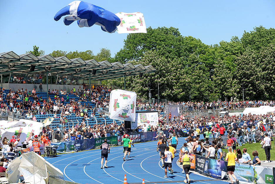 Eine Windböe riss mehrere Sonnenschirme im Heilbronner Frankenstadion mit.