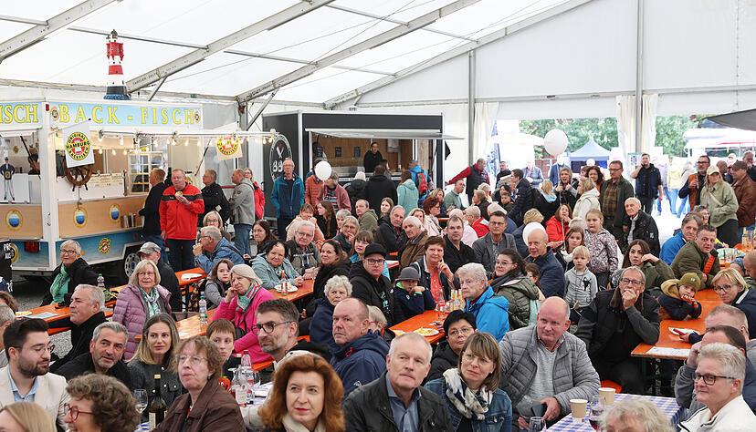Besucher der Heilbronner Herbstmesse in einem der Zelte.