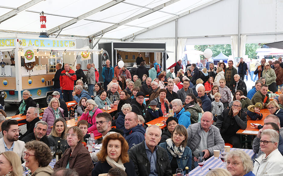 Besucher der Heilbronner Herbstmesse in einem der Zelte.