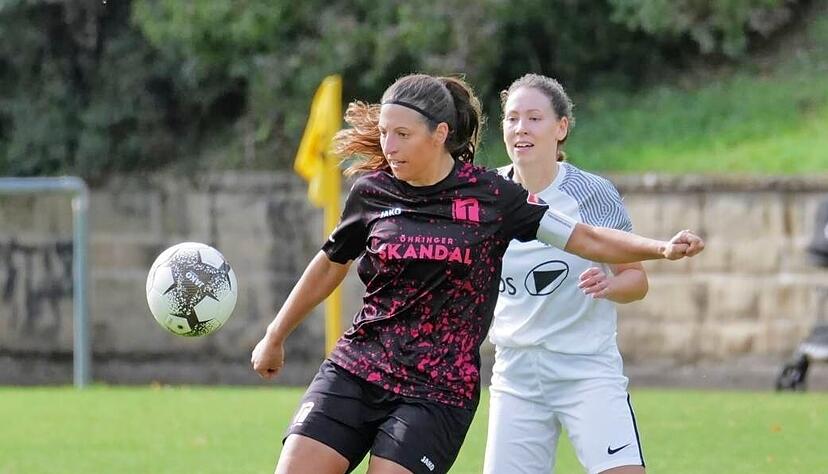 Leonie Uhl (links) erkennt durchaus eine spielerische Weiterentwicklung in der Oberliga-Mannschaft des TSV Neuenstein.
Foto: Marc Schmerbeck Leonie Uhl (links) erkennt durchaus eine spielerische Weiterentwicklung in der Oberliga-Mannschaft des TSV Neuenstein.
Foto: Marc Schmerbeck