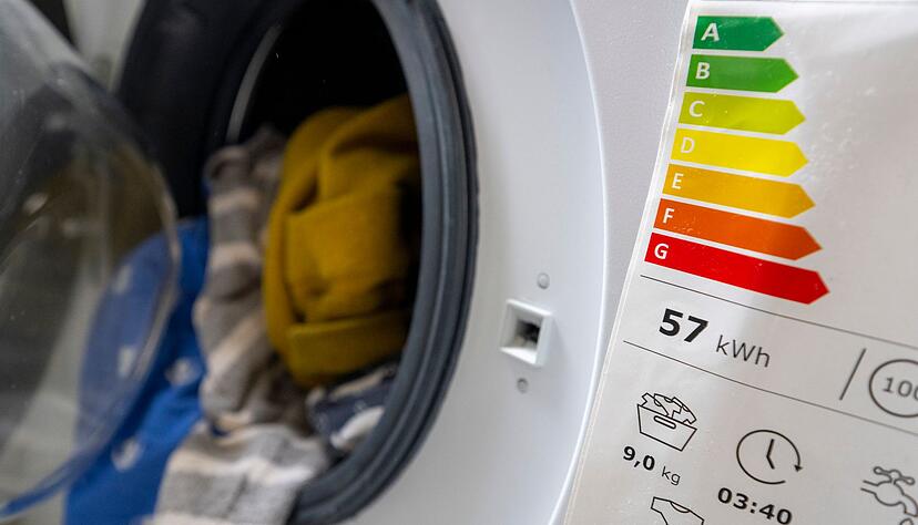 Wer Strom sparen will, sollte seine &laquo;wei&szlig;e Ware&raquo; checken &ndash; beim Neukauf k&ouml;nnen sich Verbraucher unter anderem am Energie-Label orientieren.